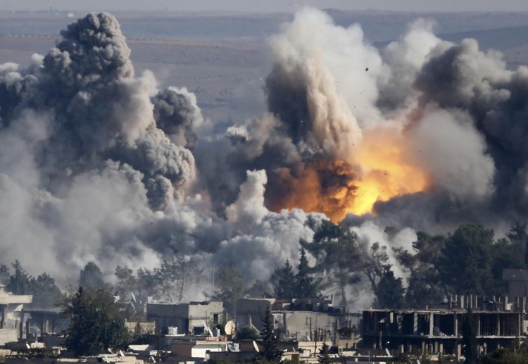 fot. Kai Pfaffenbach / Reuters / 18 października 2014  Suruc, Turcja  Dym unoszący się ponad Kobani, syryjską miejscowością, która właśnie przeżyła atak lotniczy.